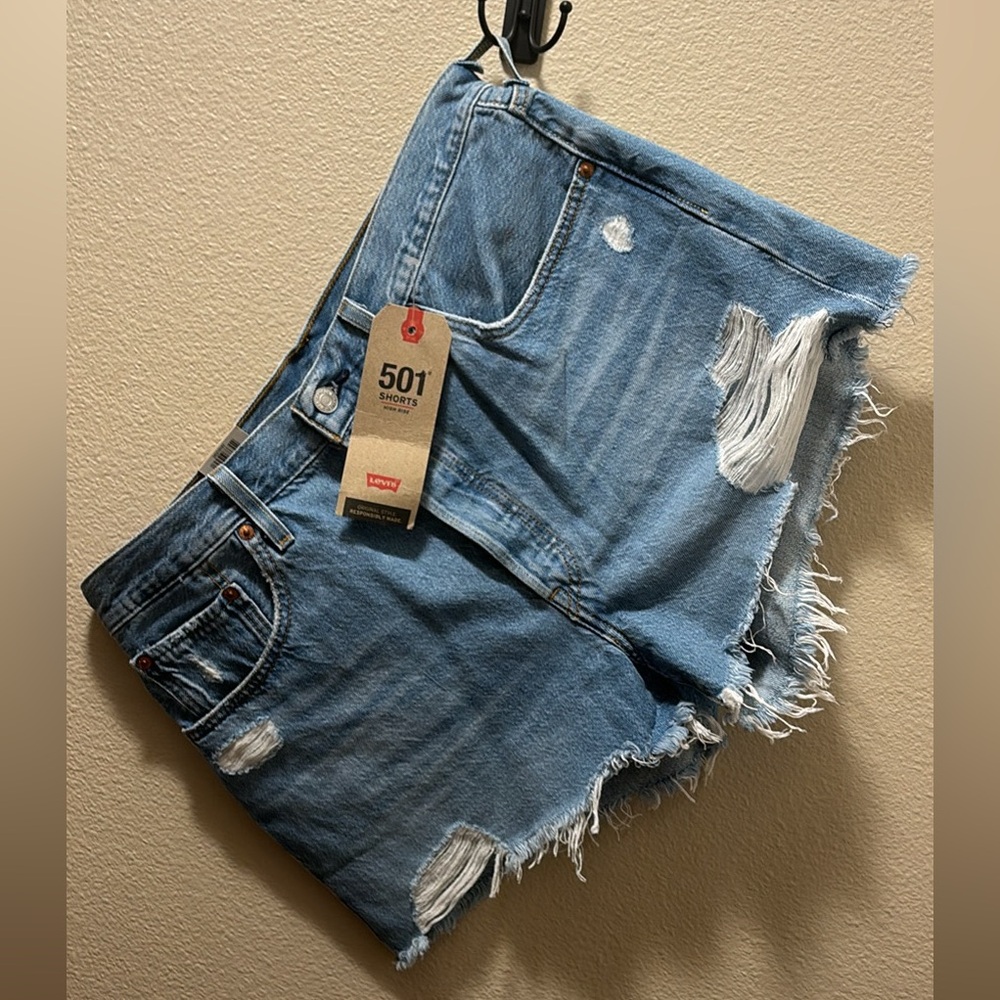 SOLD

NWT Levi’s 501 Denim Shorts